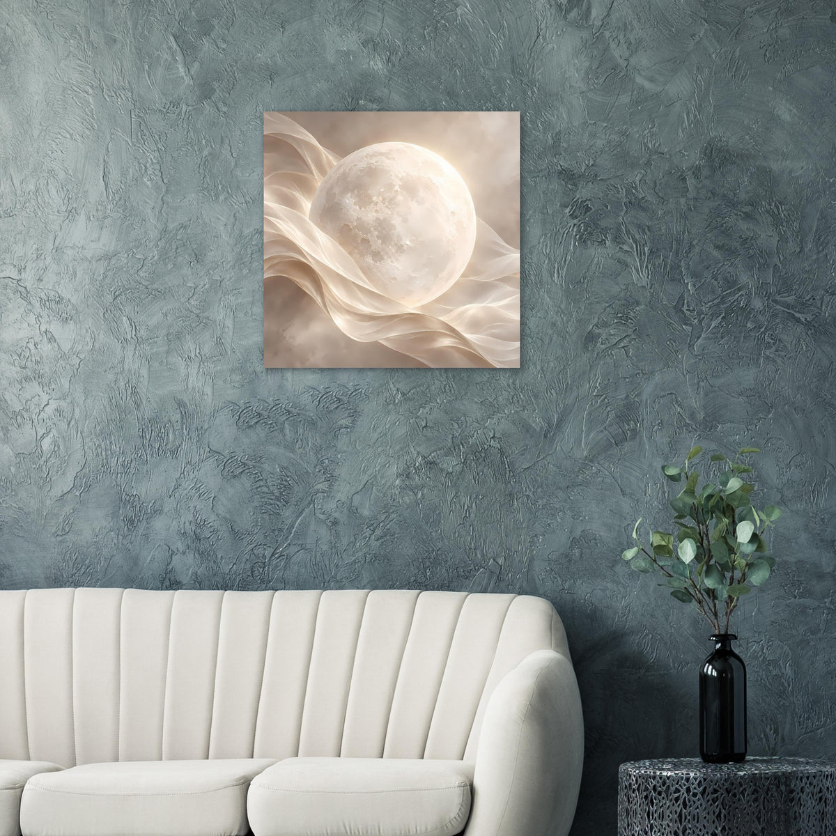 Quadratischer Poster mit weißem Mond im Zentrum und schimmernden Stoffschwüngen