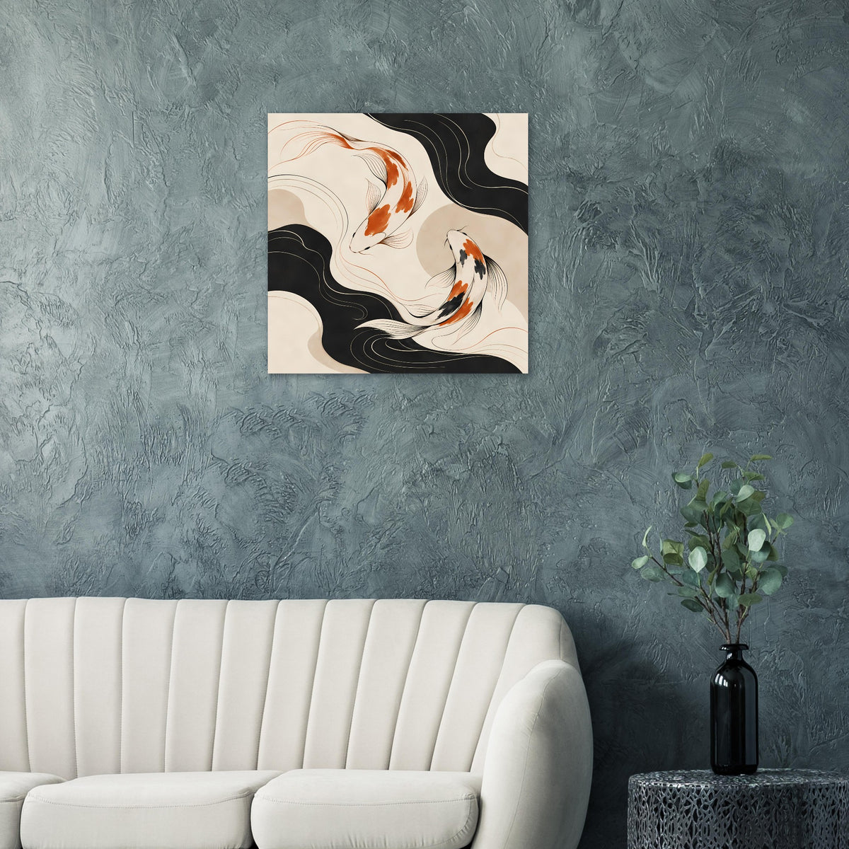 Quadratisches Poster mit Koi-Fischen im Wellenfluss, schwarz, beige, orange.