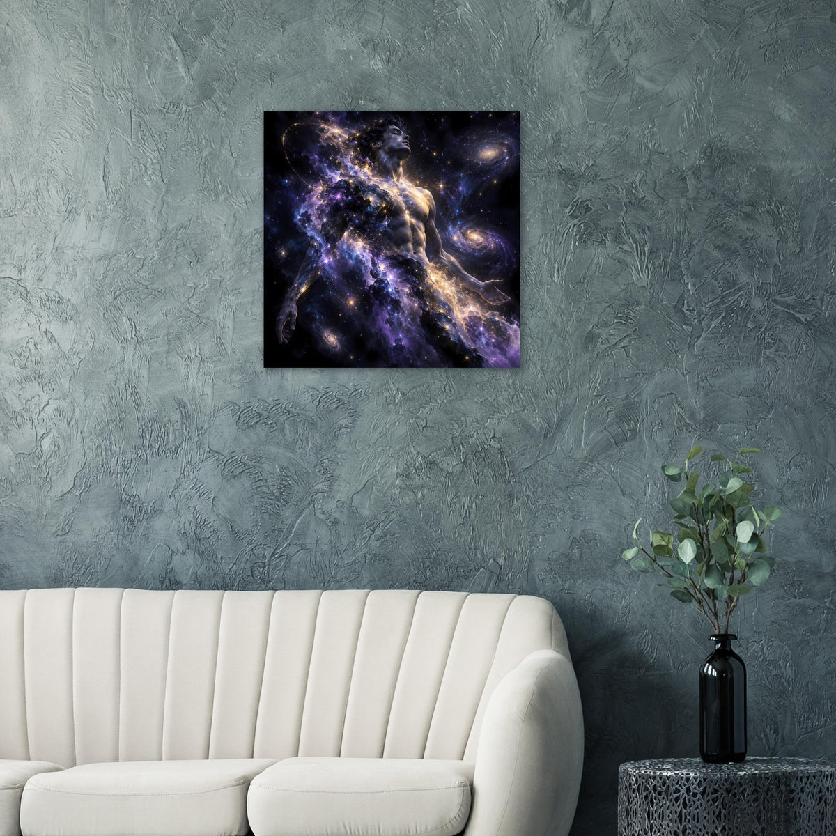 Galaxienposter im Rahmen auf grauer Wand: violette Sterne und goldene Bahnen