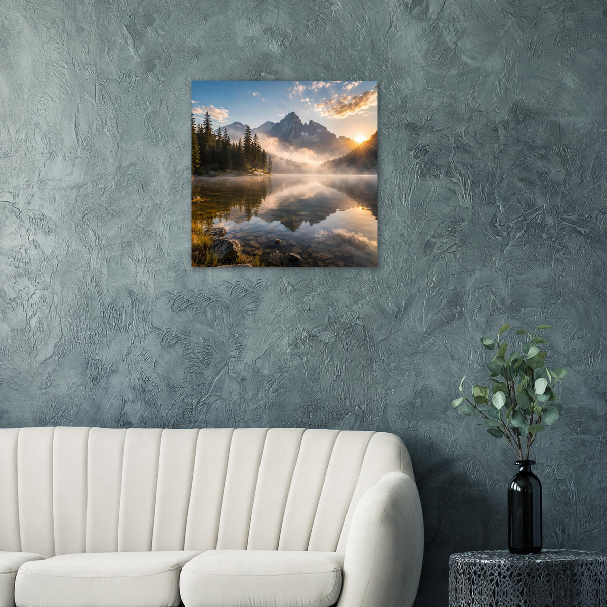Gerahmtes quadratisches Poster mit Berglandschaft, Nebel über Wasser und Sonnenuntergang.