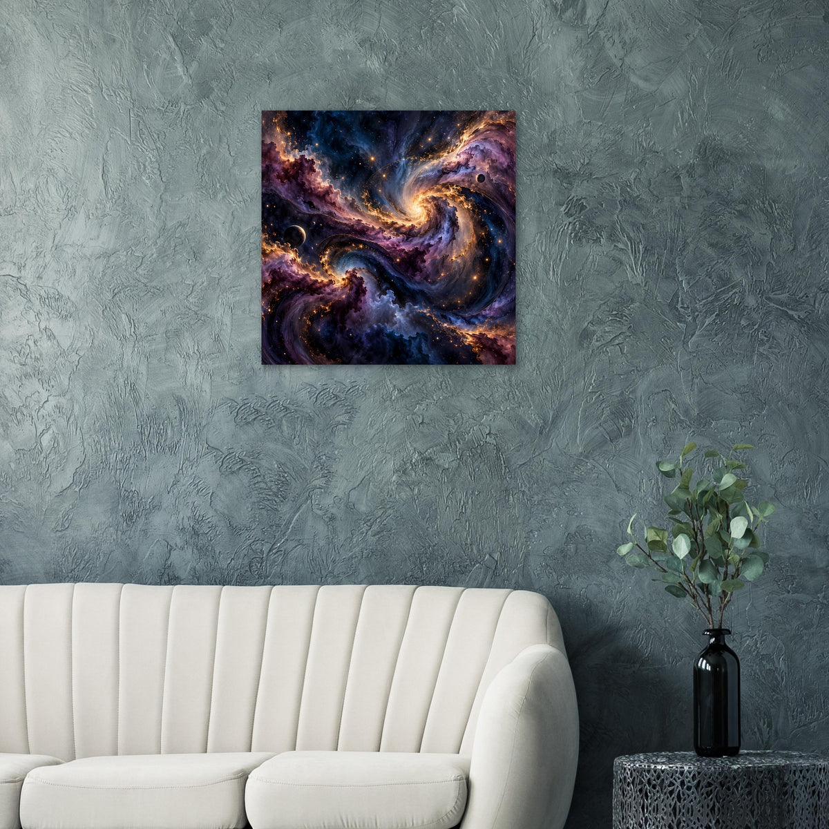Quadratisches Weltraum-Poster mit kosmischem Nebel in Blau, Violett und warmem Goldlicht