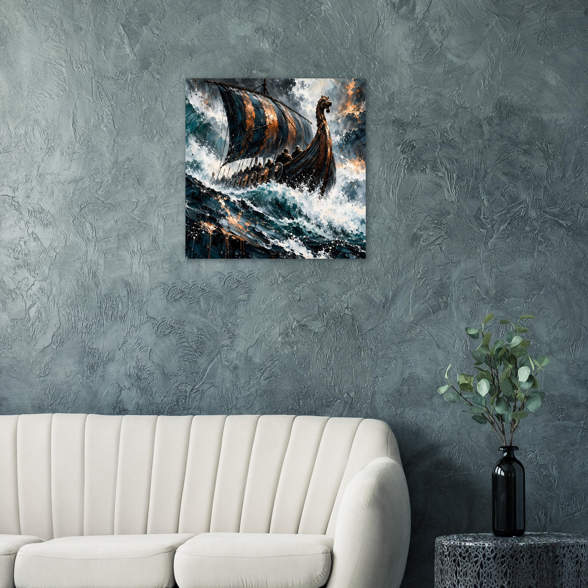 Quadratisches Poster: Wikinger-Longship im rauen Meer, blau-graue Wellen und Rauch