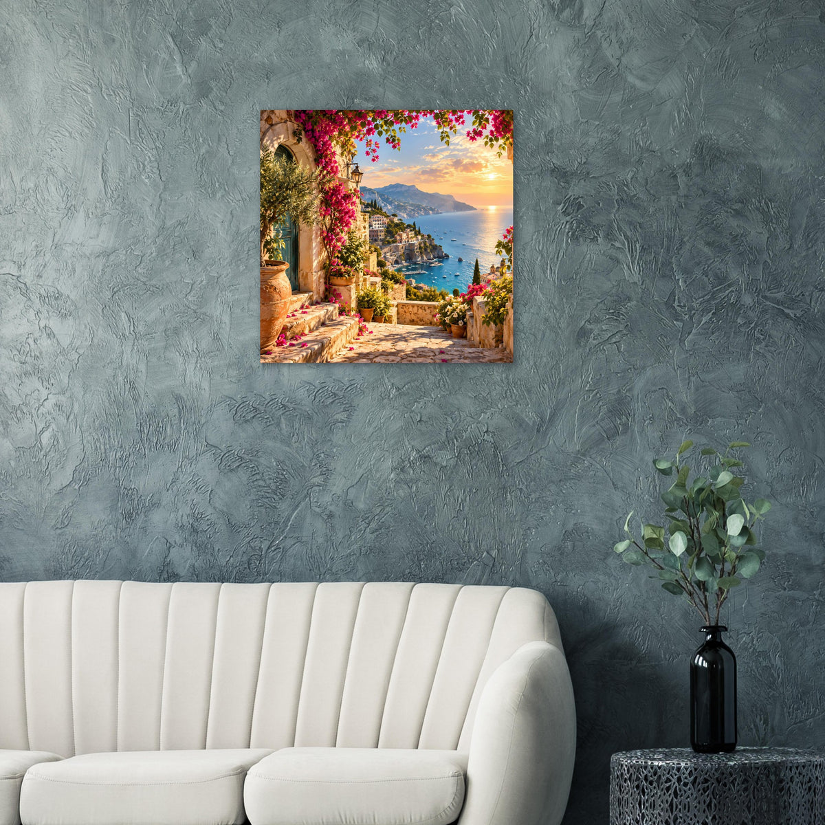 Quadratisches Poster mit mediterraner Küste: Sonnenuntergang, Blumen und Häuser am Hang