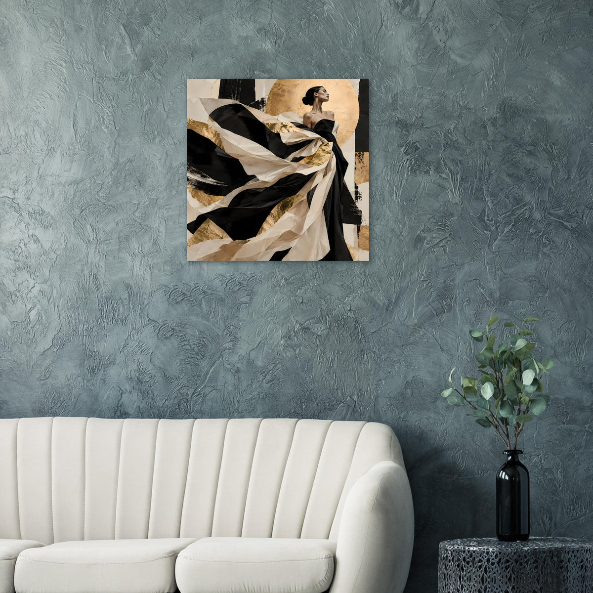 Matte Kunstposter mit abstrakter Frauensilhouette; Stoffbahnen in Schwarz, Gold und Beige