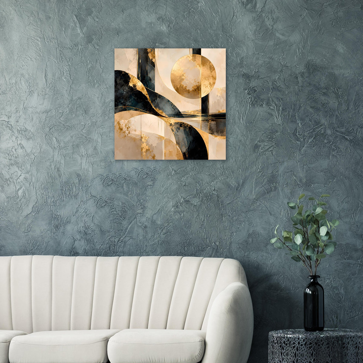 Abstraktes Kunstposter mit goldenem Kreis und schwarzen Bögen, quadratisch