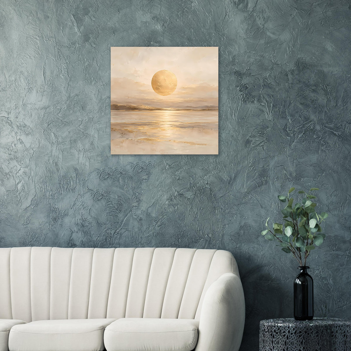 Quadratisches Kunstposter mit goldenem Himmelskörper über Wasserfläche und Horizont