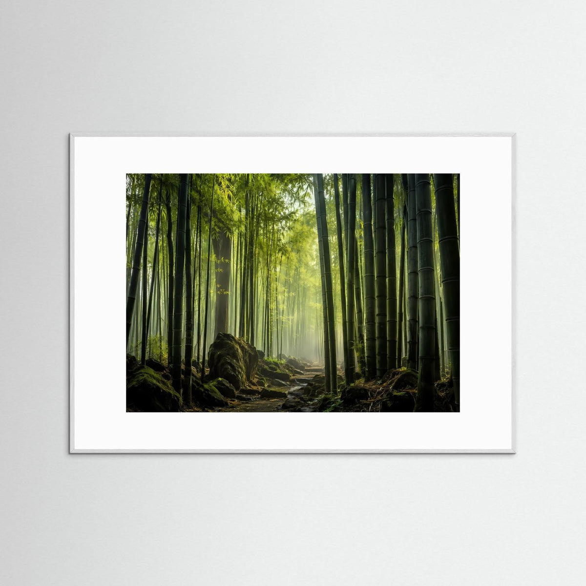 Wandbild mit Zen-Bambuswald in Grün, mit Sonnenlicht, weiß gerahmt
