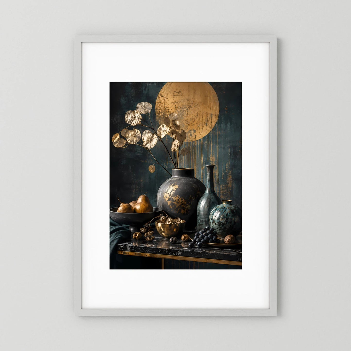 Hochformatiges Kunstposter im Rahmen mit dunkler Vase und goldenen Blättern auf Tafel