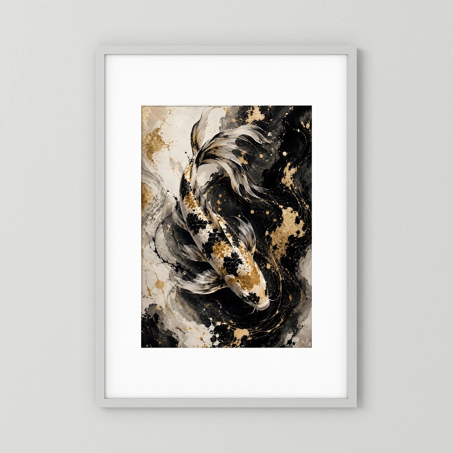 Gerahmtes Koi-Poster (Hochformat) mit schwarzem, weißem und goldenem Fisch