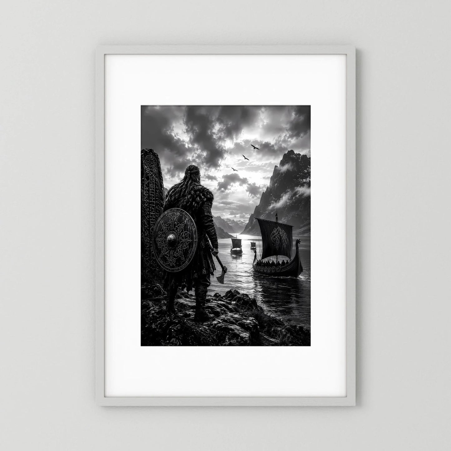 Gerahmtes Hochformat-Poster mit Wikingern: Krieger mit Schild am Ufer und Langschiff.