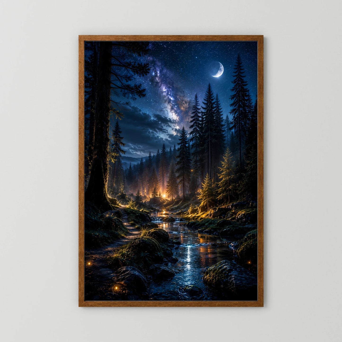 Hochformat-Poster im braunen Holzrahmen: nächtlicher Wald mit Mondsichel und Bach mit Lichtern