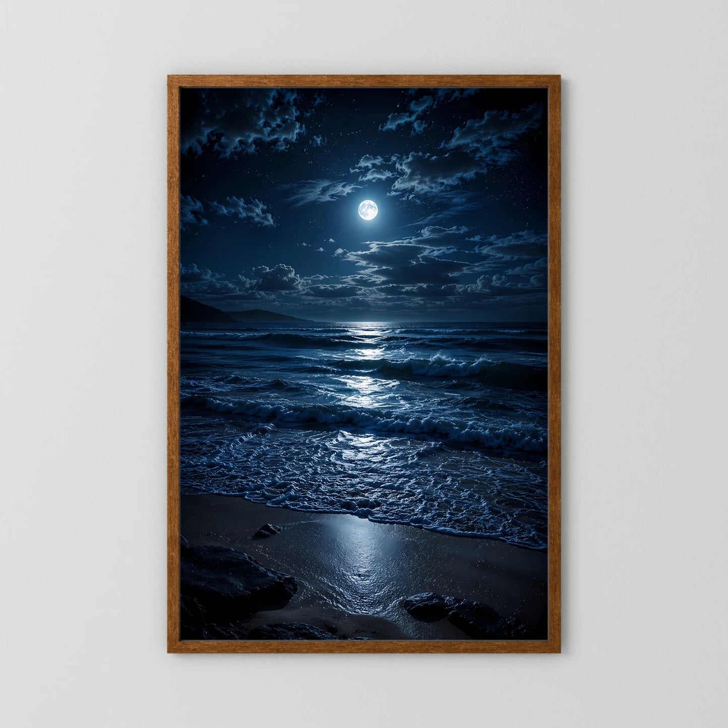 Poster mit braunem Holzrahmen: mondhelles Meer bei Nacht, Wellen und dunkler Himmel