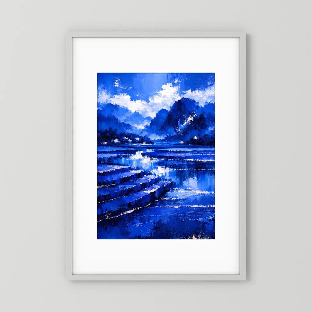 Blaues Poster mit abstrakter Landschaft: See, Berge und Spiegelung, weiß gerahmt, Hochformat