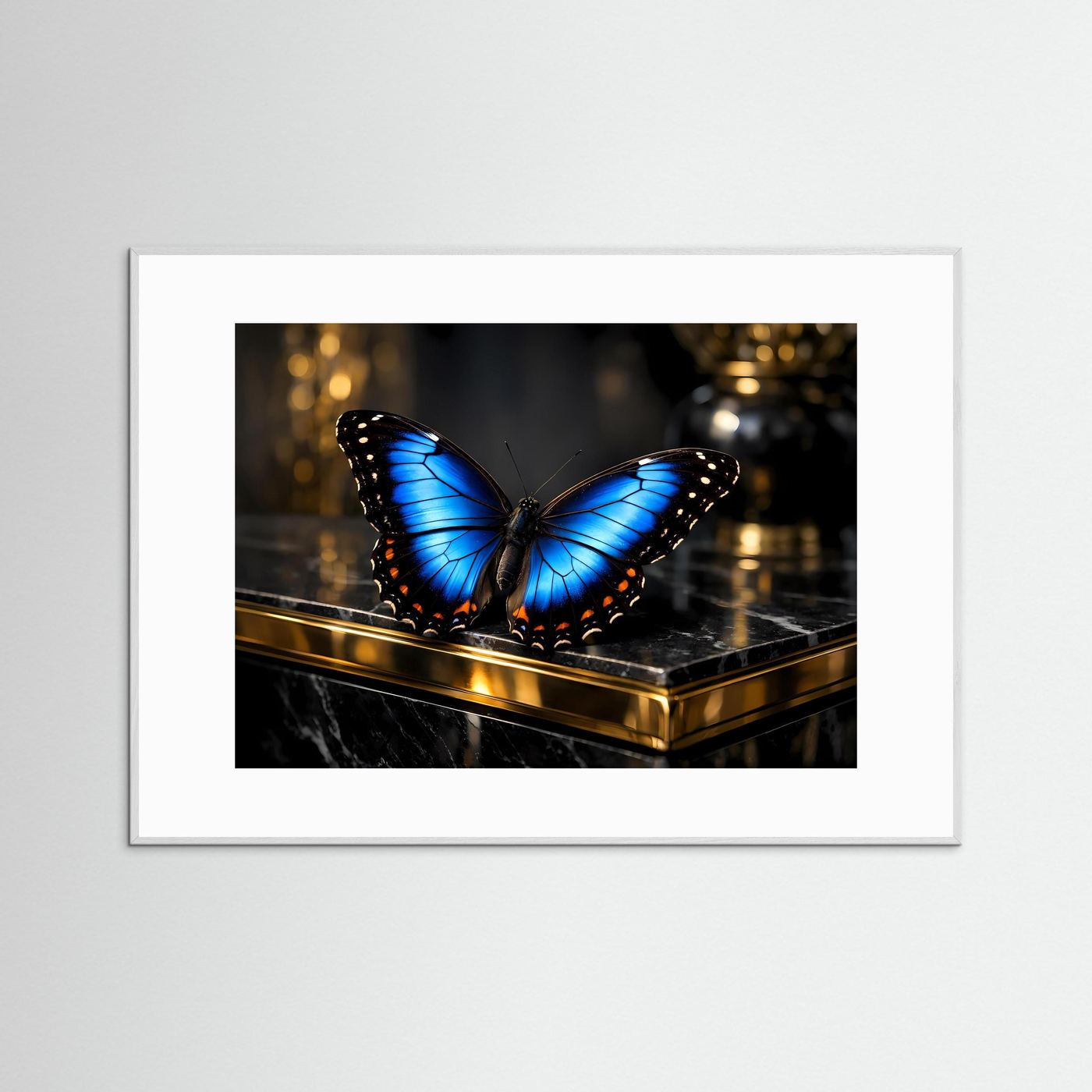 Querformat-Poster mit blauem Schmetterling auf dunklem Podest im weißen Rahmen