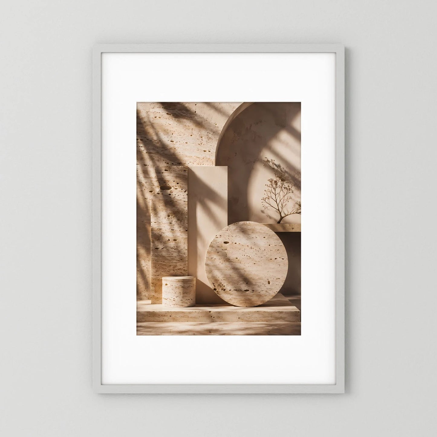 Hochformat-Poster mit abstrakten Travertinformen in Beige und Creme, im weißen Rahmen