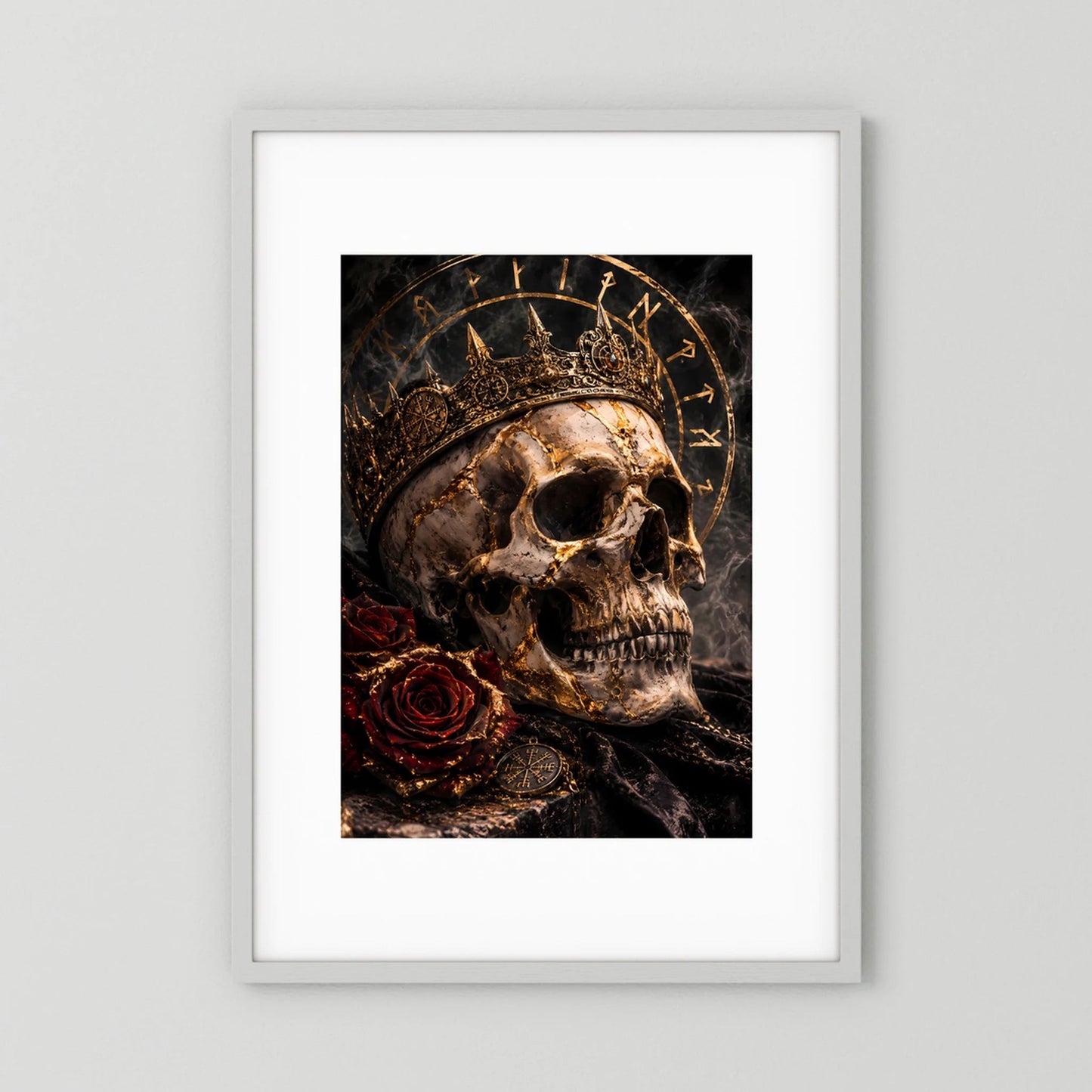 Hochformatiges Poster mit Totenkopf, Krone und Rosen in Schwarz-Gold