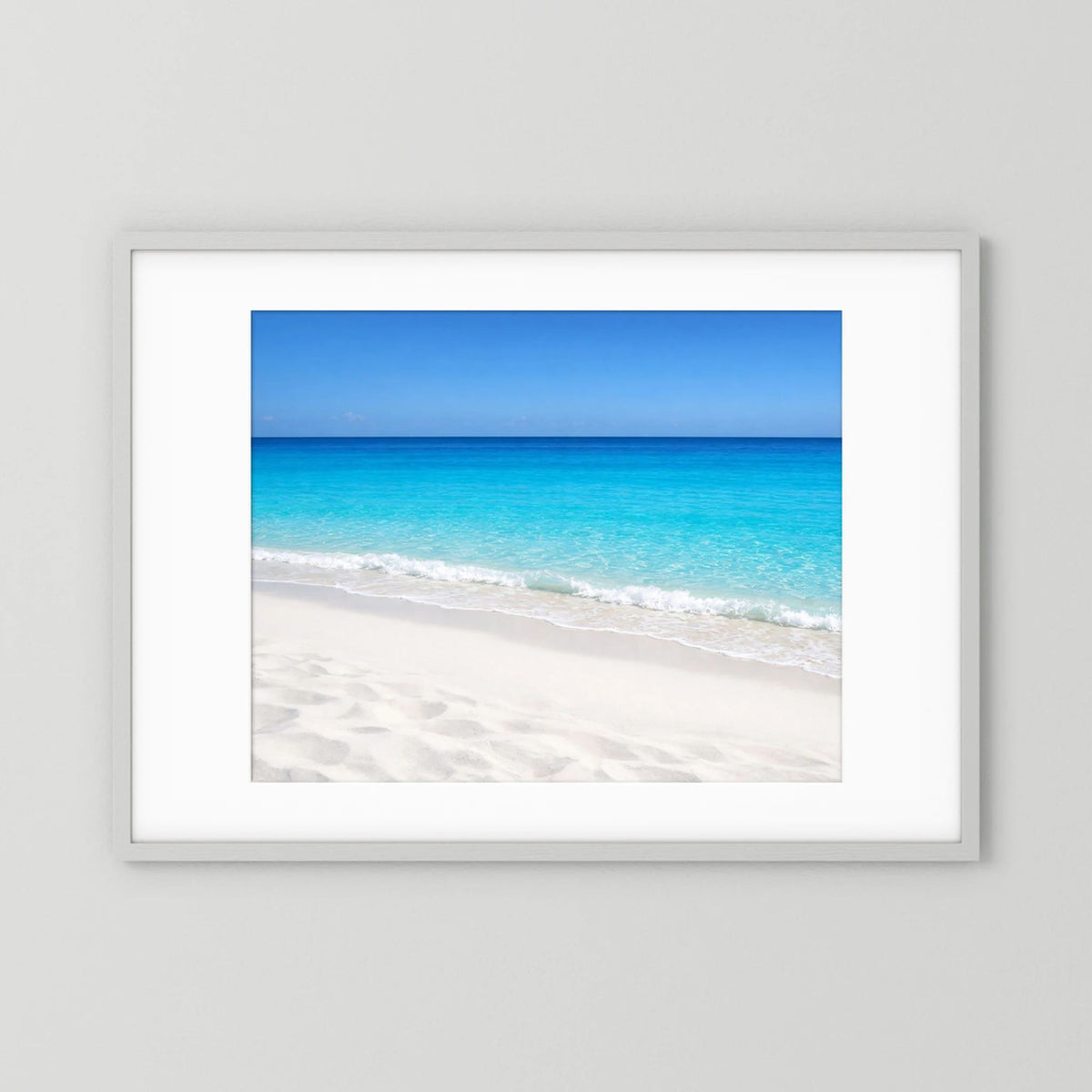 Wandbild im weißen Rahmen: Sandstrand und türkisblaues Meer, Querformat