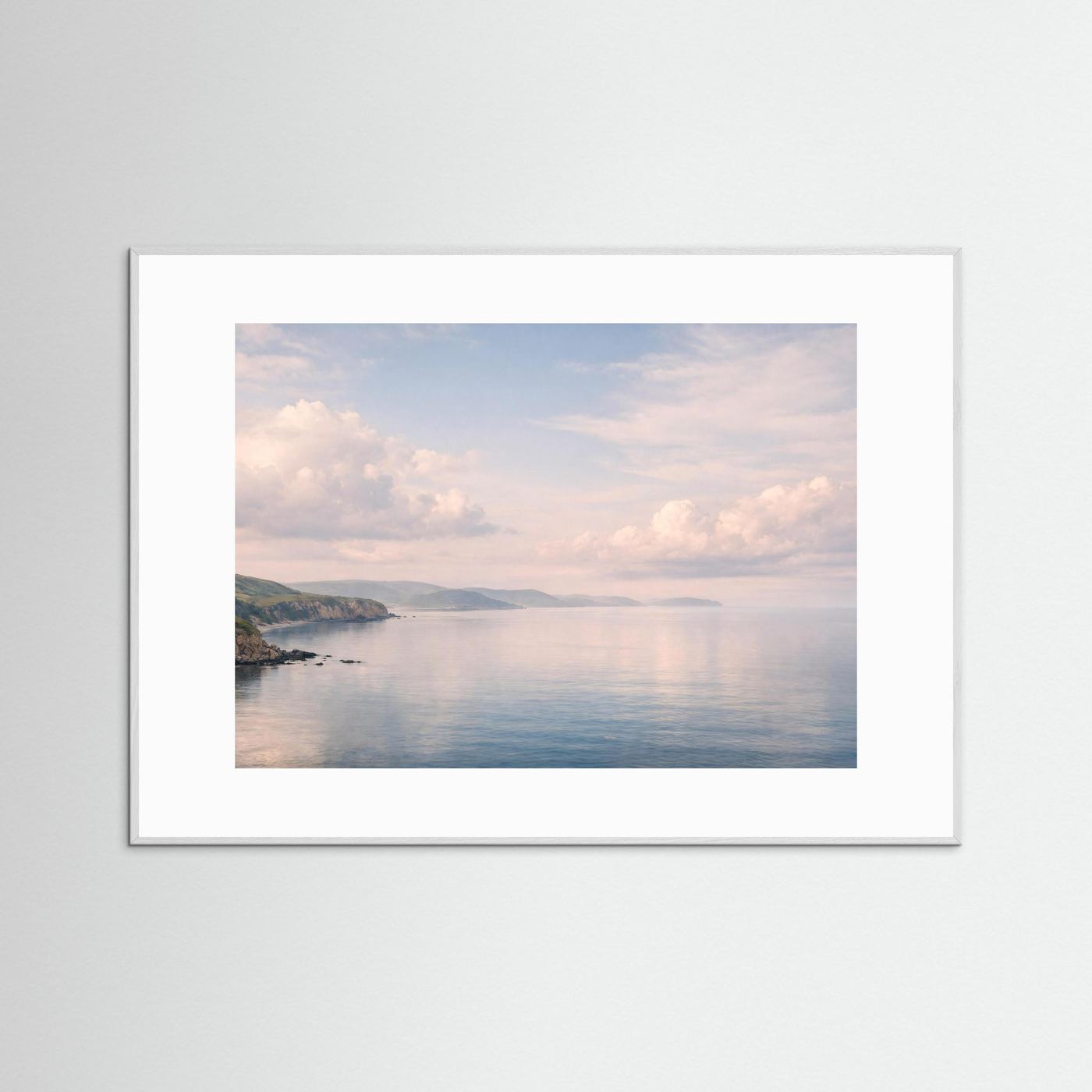 Panorama-Poster mit Meerblick und Wolken im weißen Rahmen