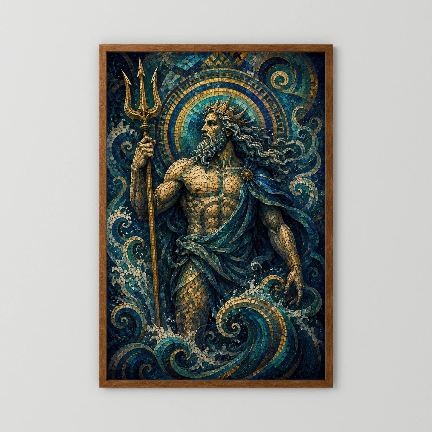 Hochformat-Poster: Meeresgott mit Dreizack, kreisförmiges Mosaik-Relief, türkis-blaue Wellen, Holzrahmen