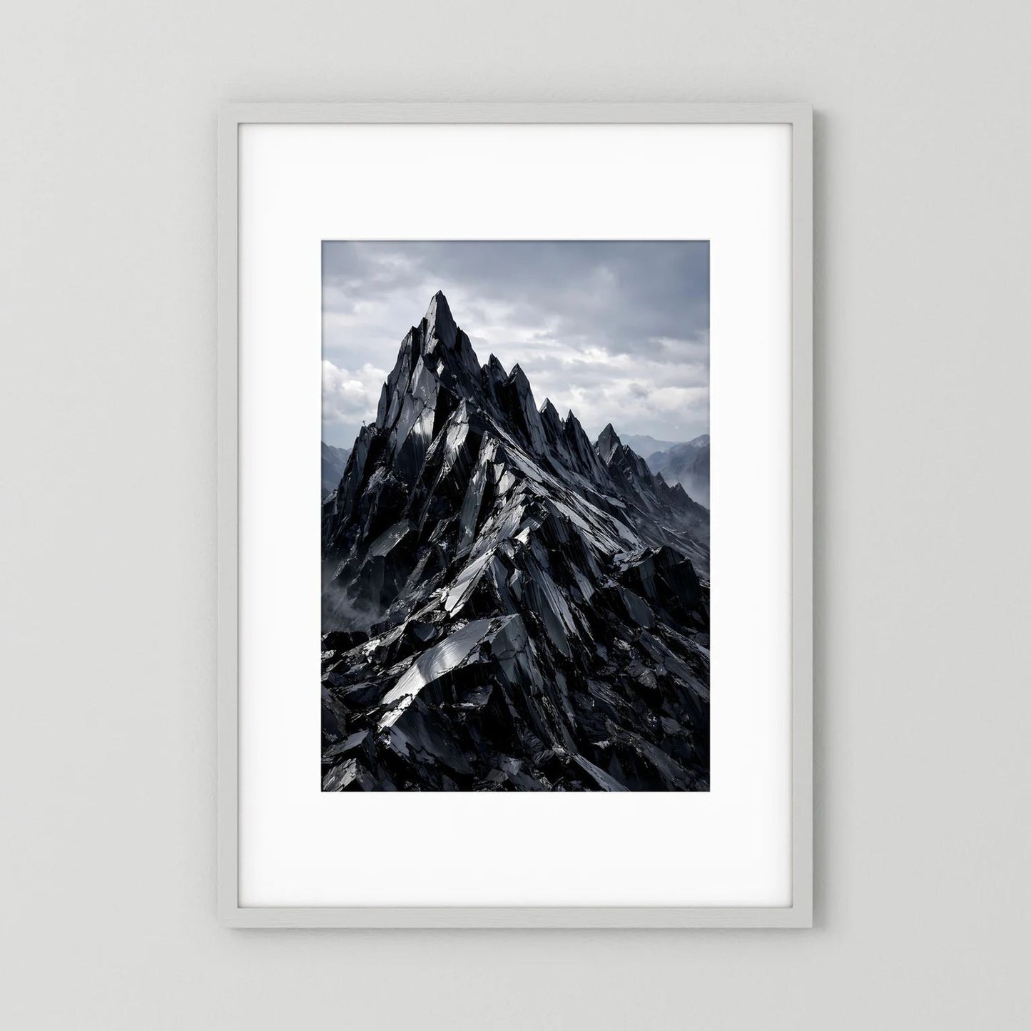 Wandposter im Hochformat mit schwarzer Berglandschaft, weißem Rand und hellem Rahmen