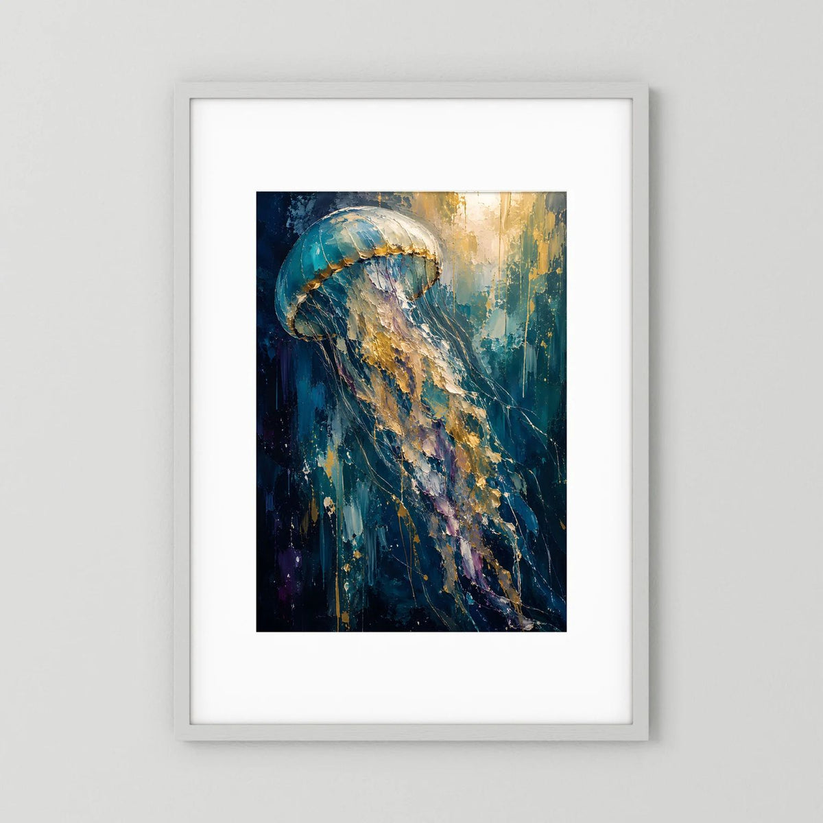 Gerahmtes Poster mit abstrakter Qualle in Blau- und Goldtönen, Hochformat.