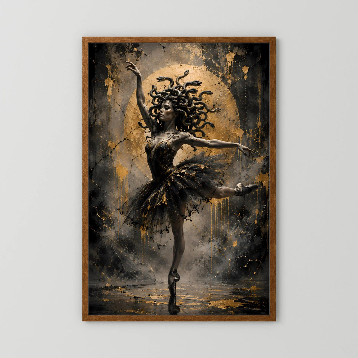 Gerahmtes Poster: Ballerina mit schwarzem Tutu und goldener Lichtkulisse, Hochformat