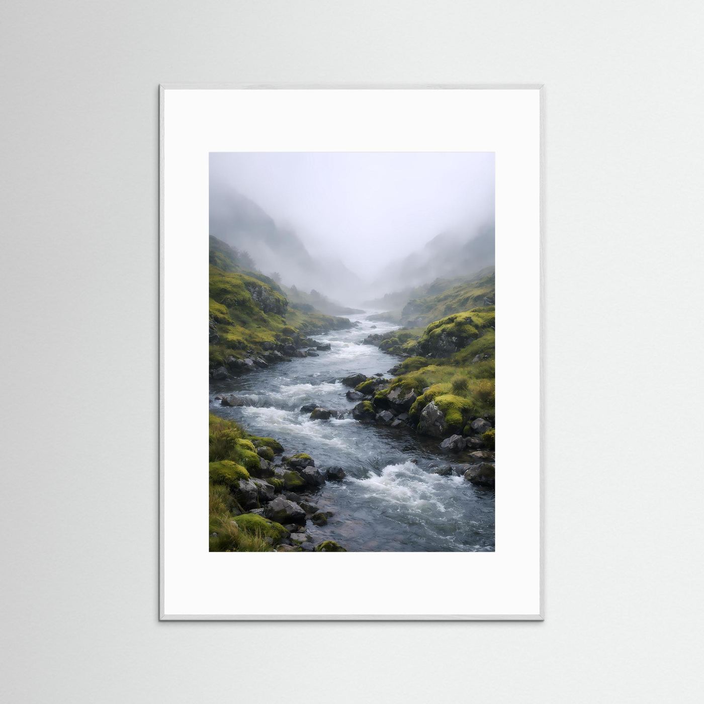 Naturposter mit weißem Rahmen, Flusslandschaft mit Nebel und moosbewachsenen Felsen