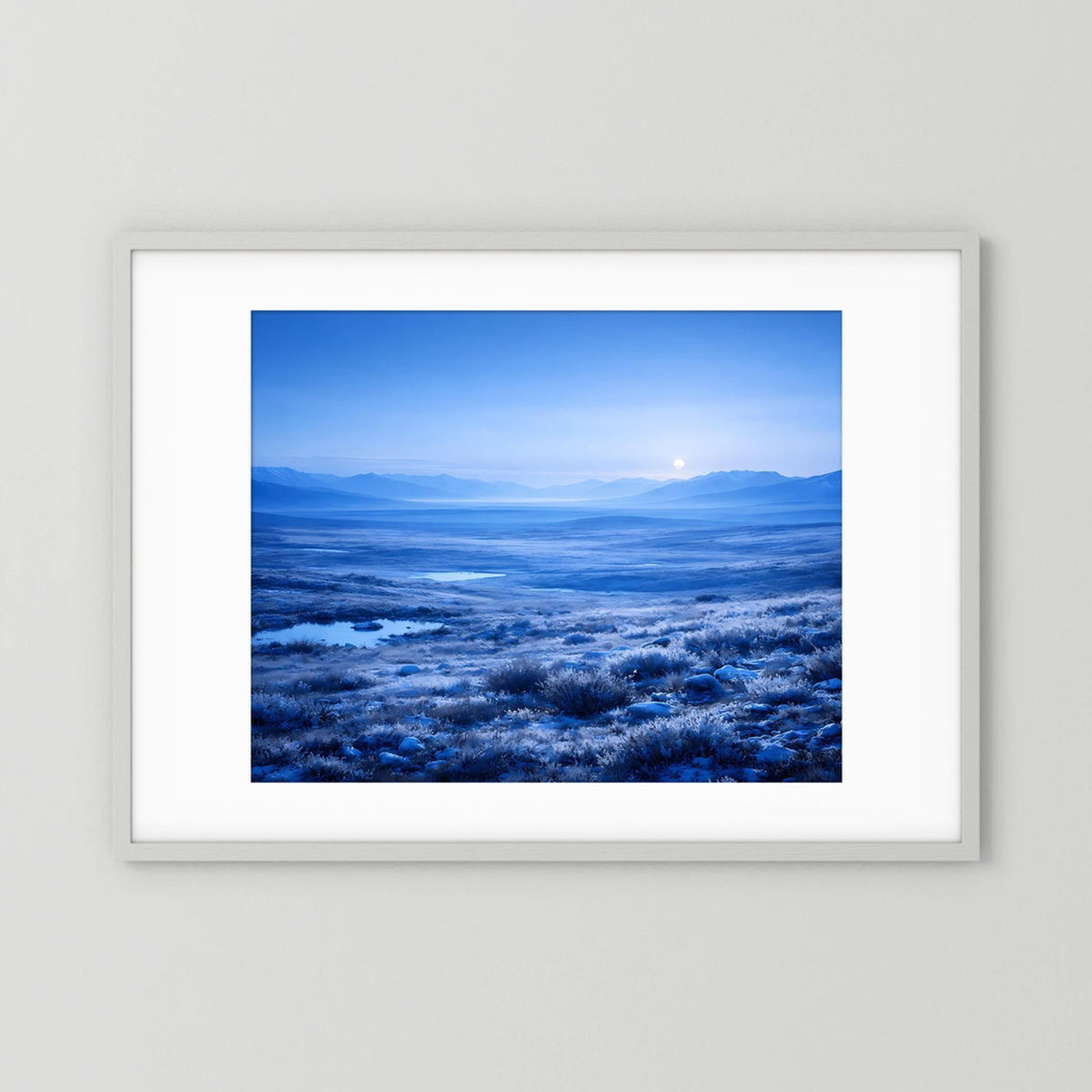 Querformat-Wandbild mit Polarlandschaft im Mondlicht, weißer Rahmen und weißes Passepartout