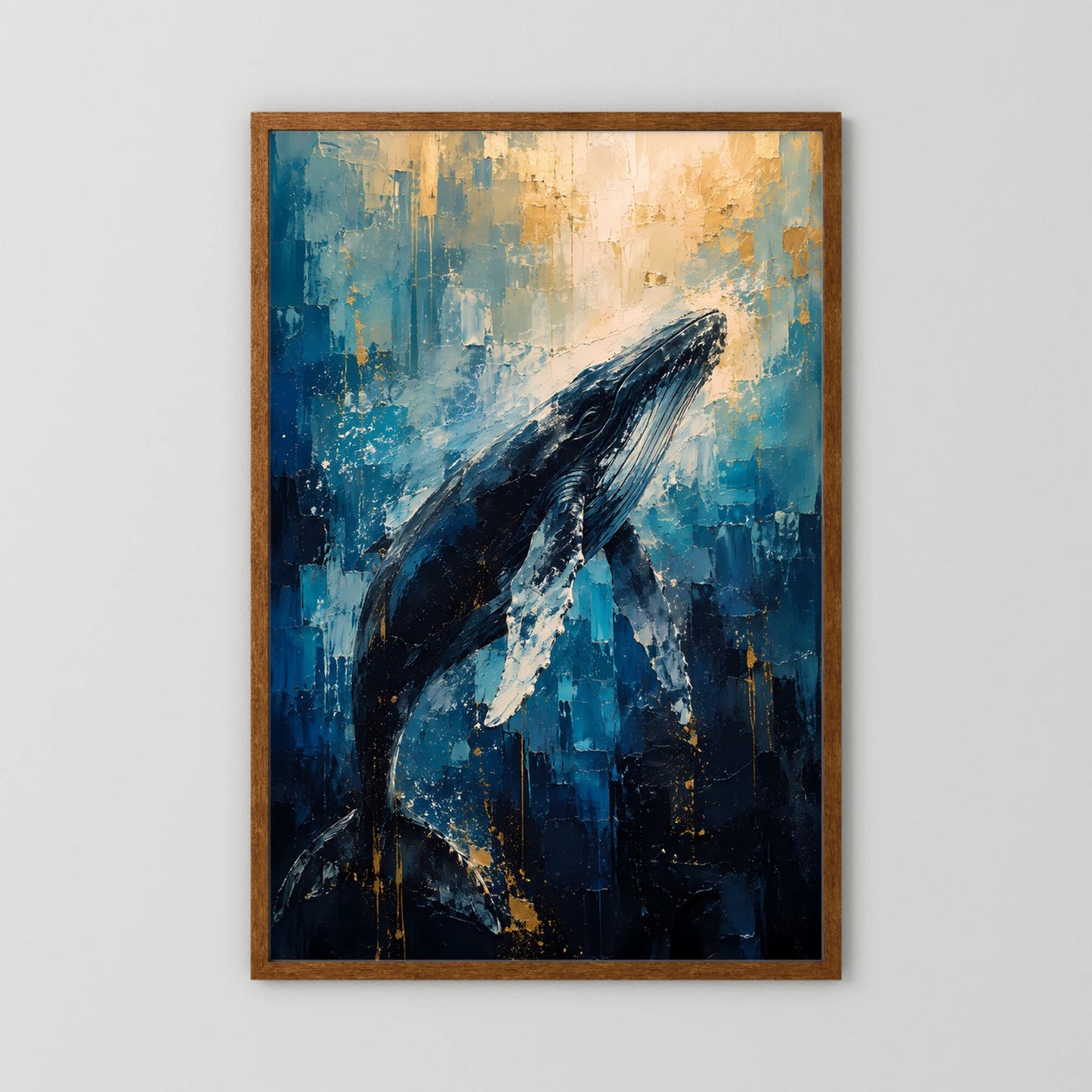 Poster mit Wal-Motiv im braunen Holzrahmen, abstrakt blau-gold, Hochformat