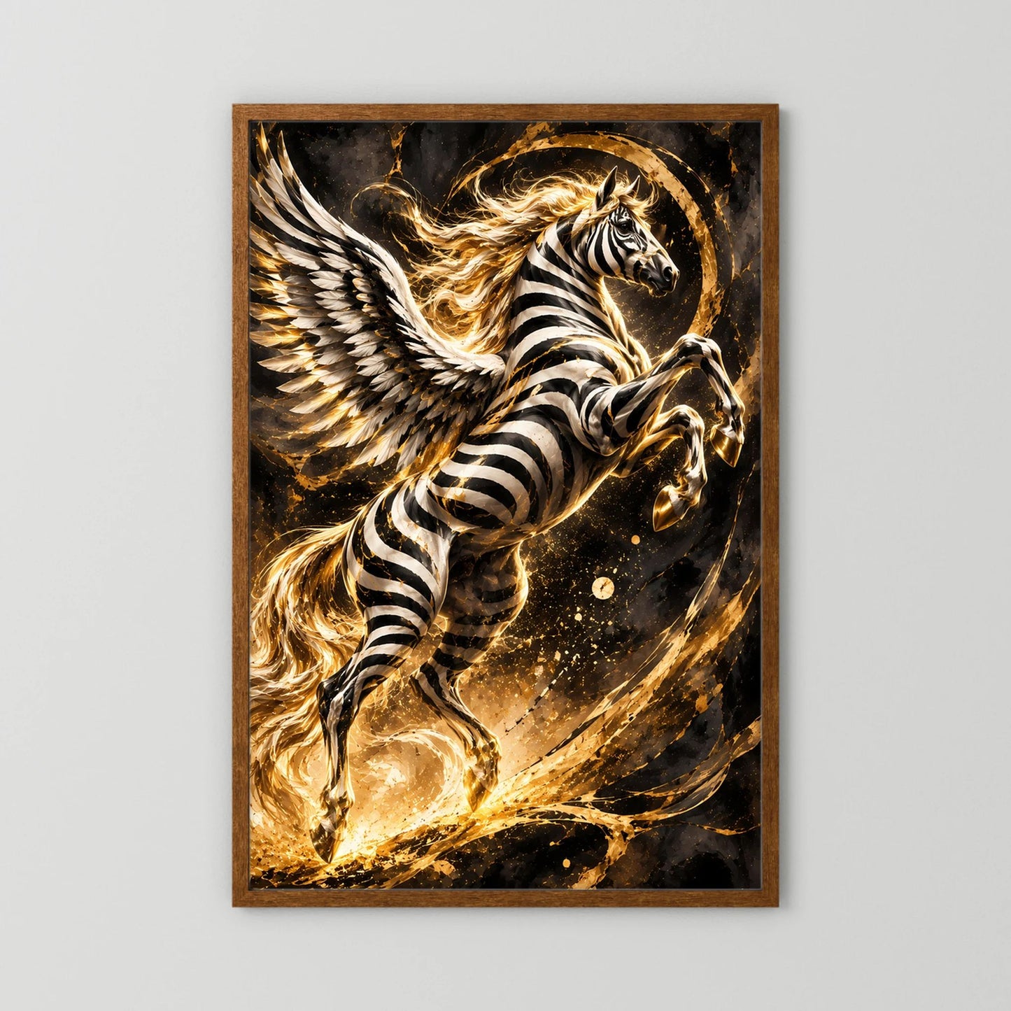 Poster Hochformat mit geflügeltem Zebra-Pegasus in Schwarz, Weiß und Gold, im braunen Rahmen