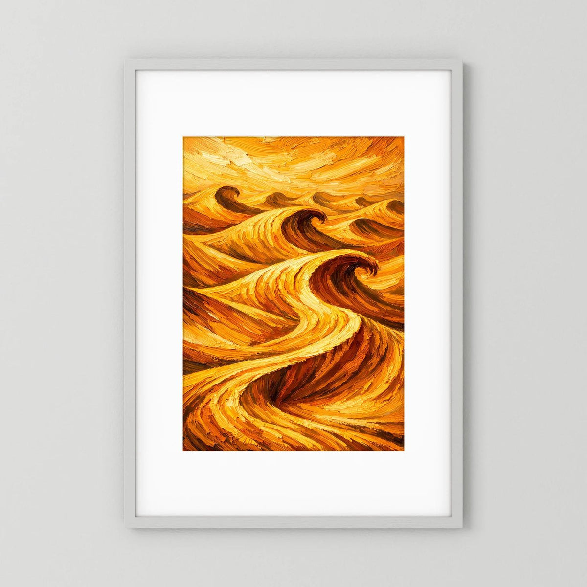 Wandposter mit abstrakten Wellen in Orange und Gold, im hellen Rahmen