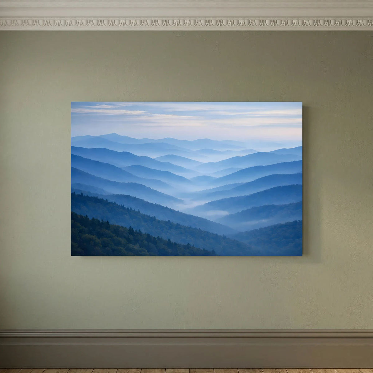 Wandbild im Querformat mit nebligen Bergsilhouetten und tiefen Blautönen