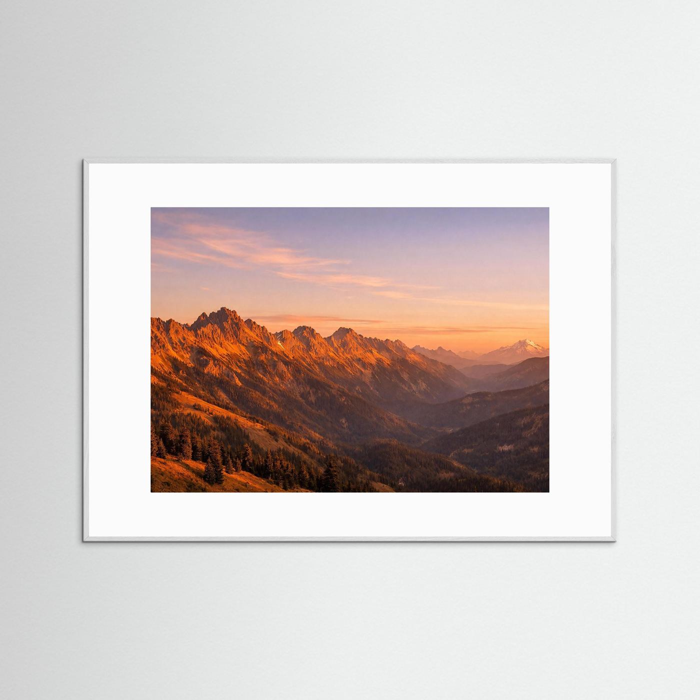 Berglandschafts-Poster Querformat mit Sonnenuntergang über Bergmassiven, weißer Rahmen