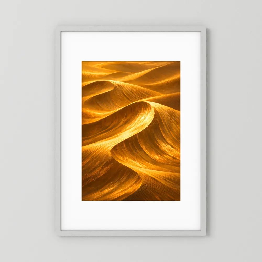 Abstraktes Poster mit goldener Wüstenlandschaft und eingerahmtem Motiv in Hochformat