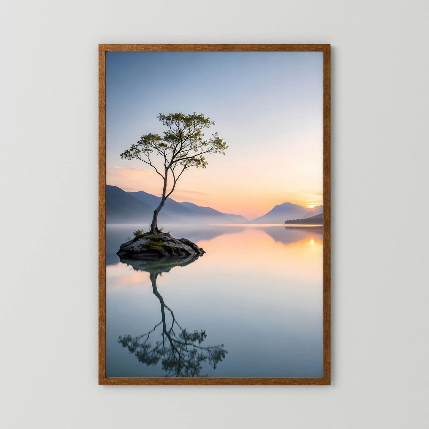 Poster Hochformat: Baum auf Felsinsel im ruhigen Bergsee, Sonnenuntergang, brauner Holzrahmen