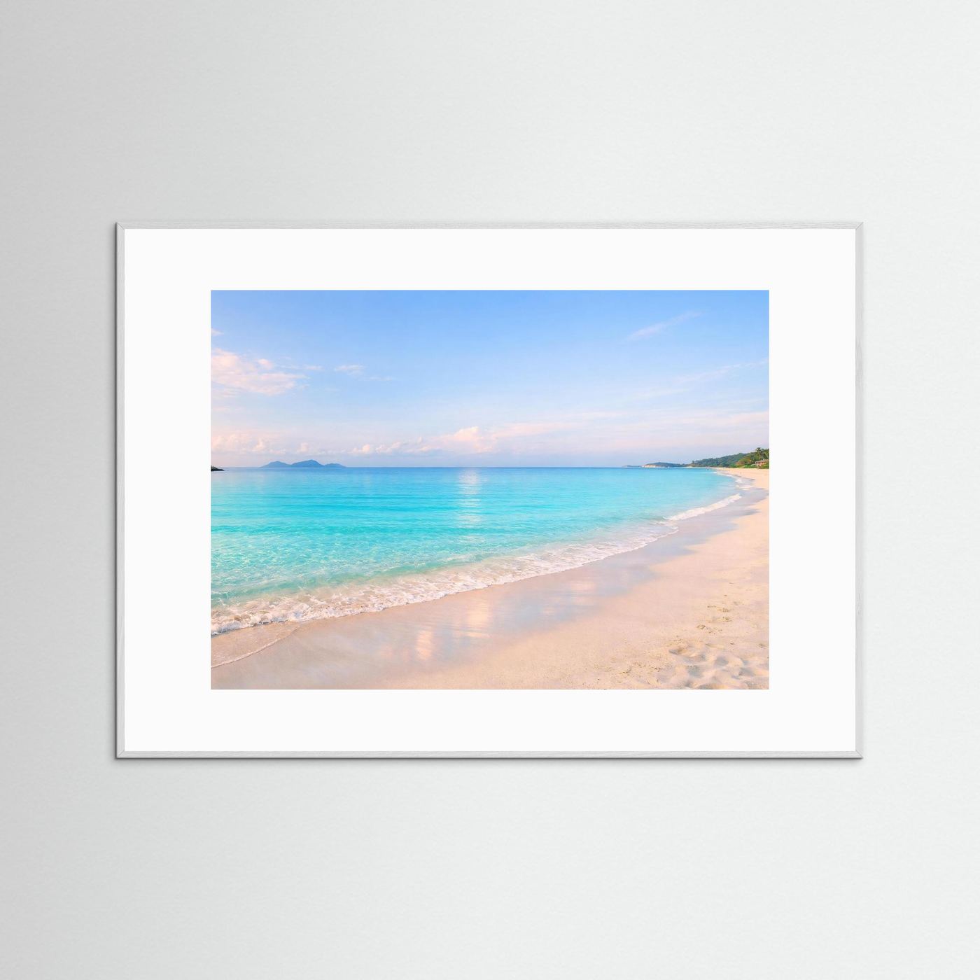 Panorama-Poster im weißen Rahmen: tropischer Strand mit türkisfarbenem Meer.