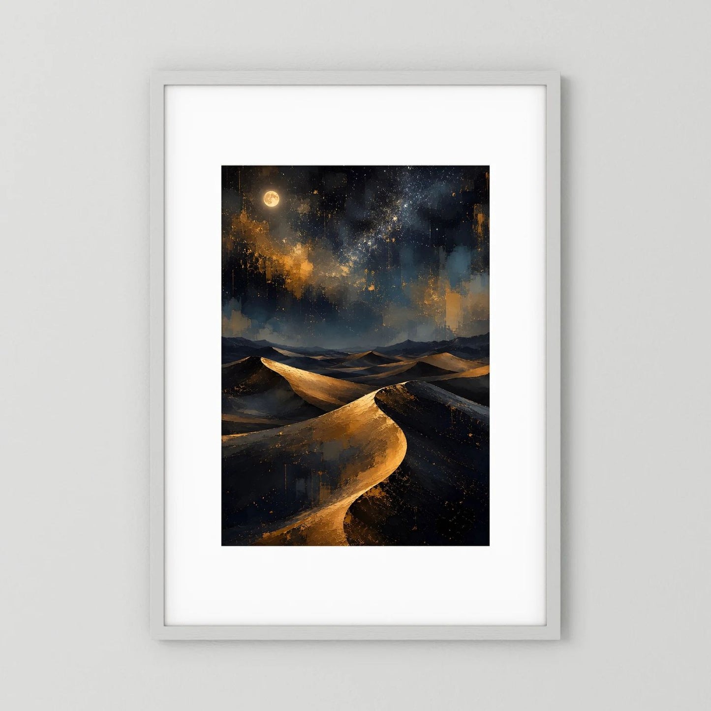 Hochformatiges Poster mit abstrakter Wüstenlandschaft bei Nacht, Mond und goldenen Dünen