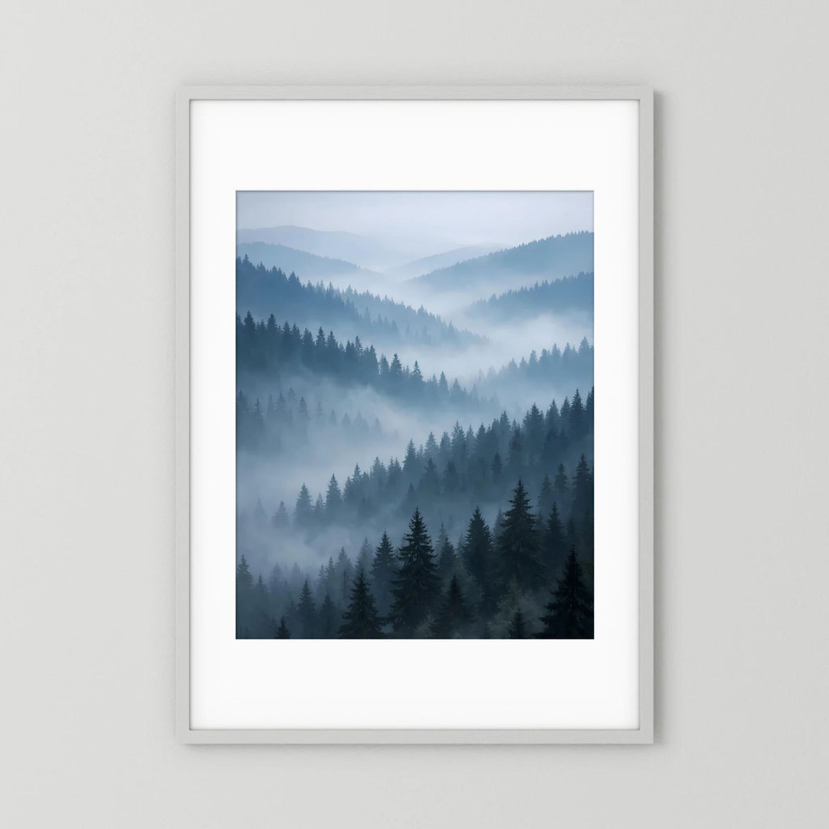 Naturposter im Hochformat mit Nebelwald- und Berglandschaft, weißer Holzrahmen