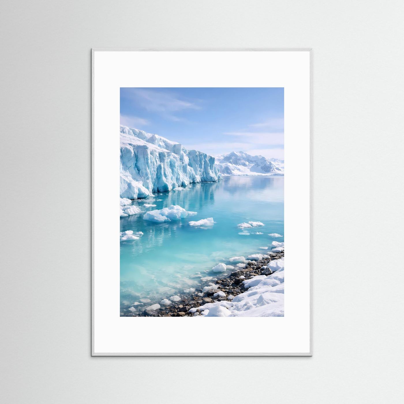 Gletscher-Poster im silbergrauen Rahmen mit weißem Passepartout, türkisfarbenes Küstenmotiv