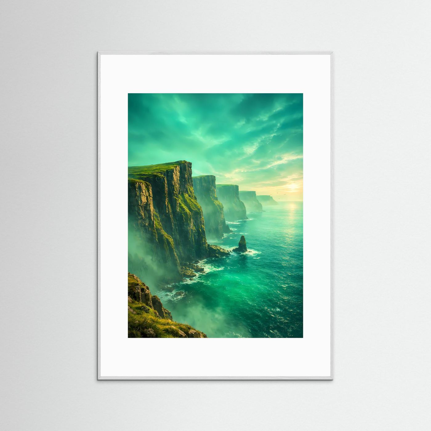 Küstenposter: smaragdgrüne Klippen und Meer bei Sonnenaufgang, hellgrau gerahmt