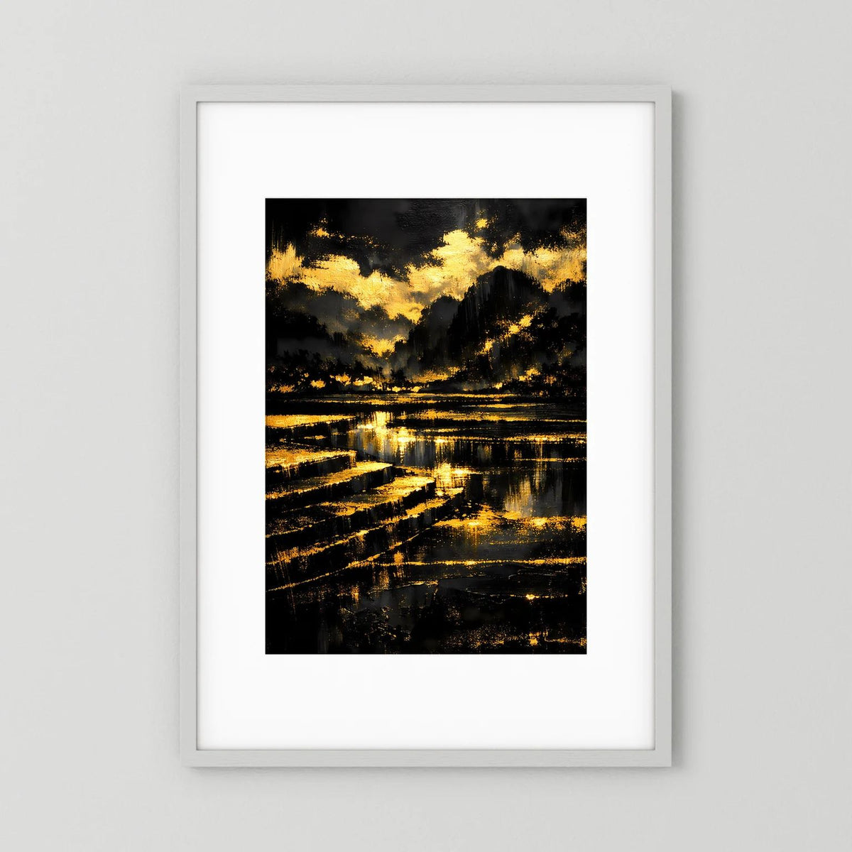Abstraktes Landschafts-Poster Hochformat: schwarze Bergwelt mit goldenen Akzenten, weiß gerahmt