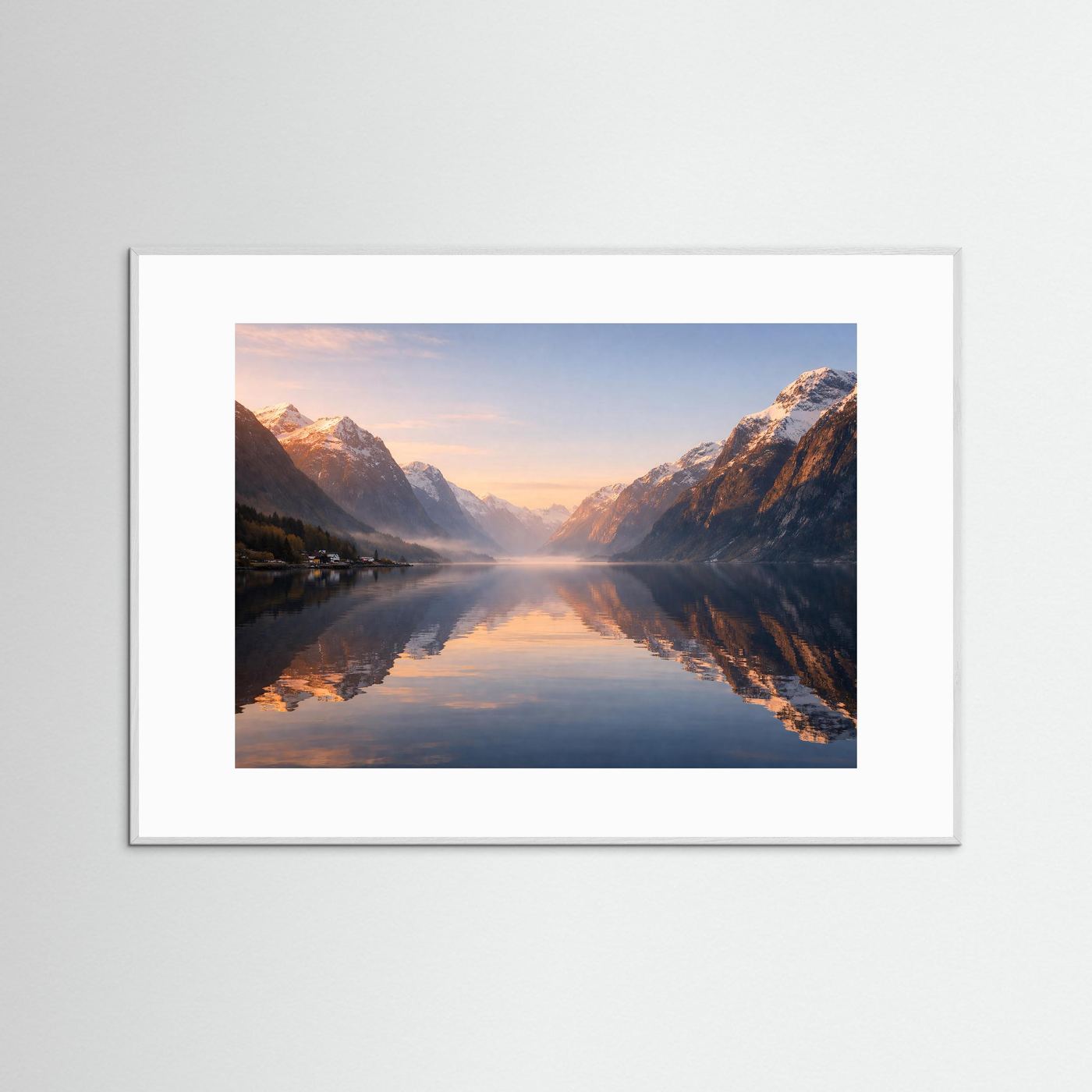 Naturposter im Querformat mit weißer Einfassung und Fjordlandschaft mit Bergspiegelung