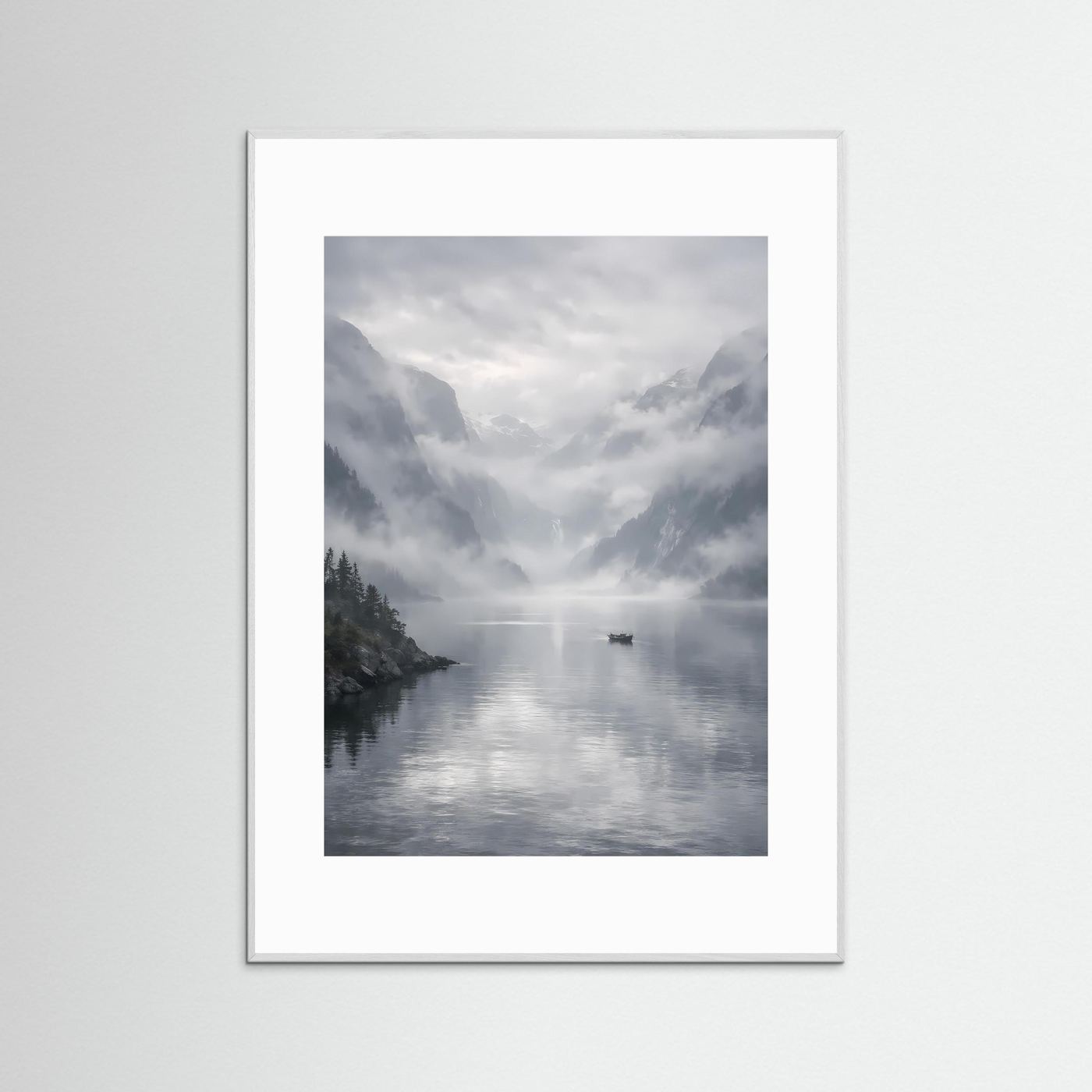 Gerahmtes Wandposter mit Fjordlandschaft, Bergen und Boot im Nebel, grauer Rahmen
