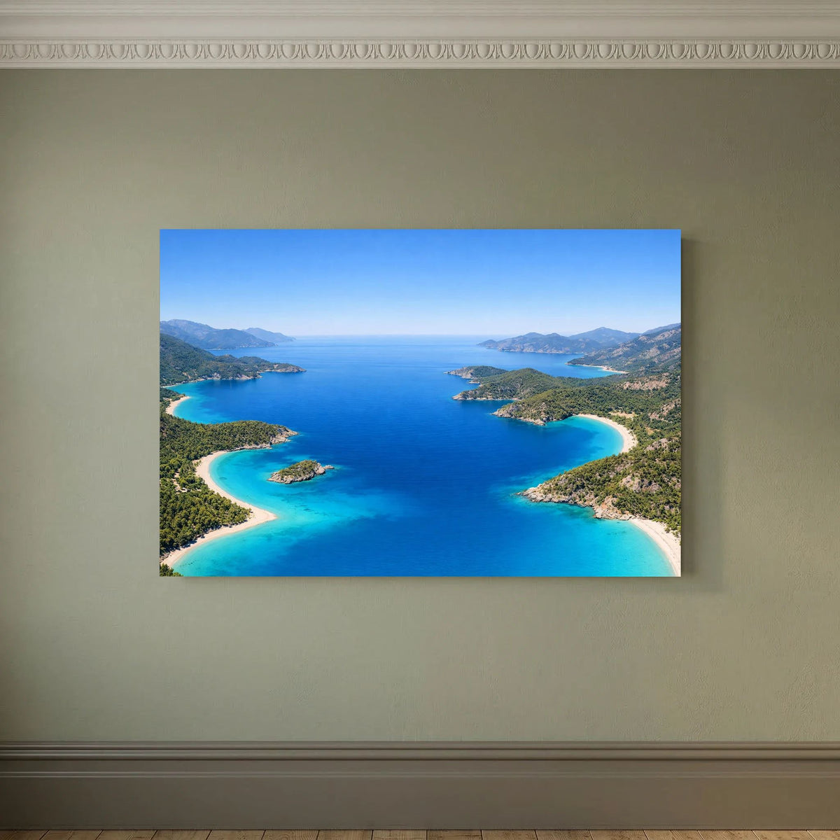 Poster im Querformat mit weitem Blick auf türkisfarbene Buchten und blaue Bucht