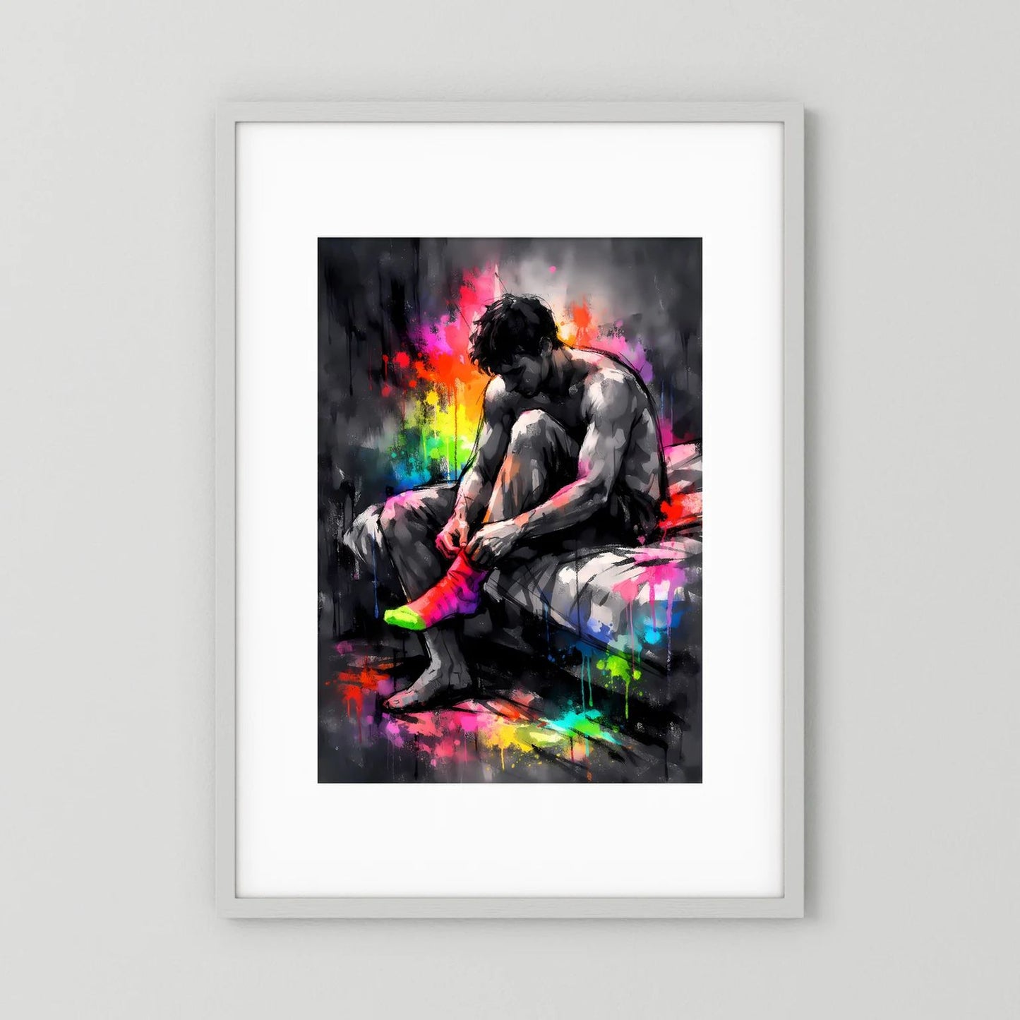 Gerahmtes Fitness-Poster: Mann sitzt und zieht Socken an, Neon-Farbspritzer