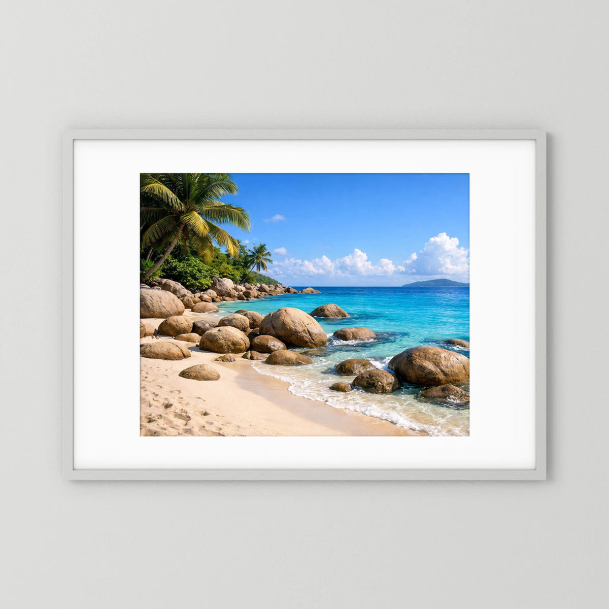Poster mit Strandmotiv, Granitfelsen und Palmen im Querformat, weißer Rahmen
