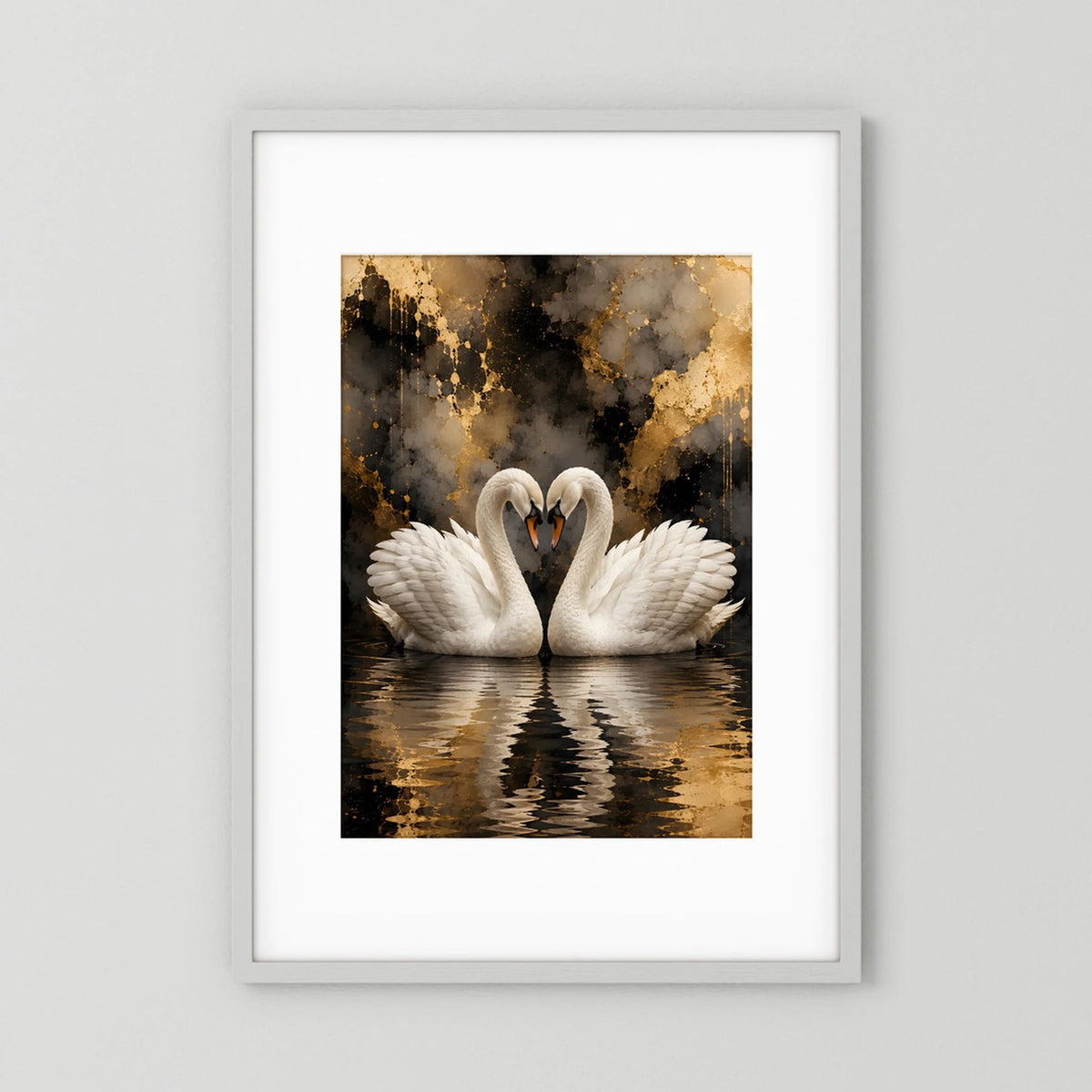 Gerahmtes Kunstposter mit zwei weißen Schwänen, Spiegelung im Wasser und goldenem Akzent