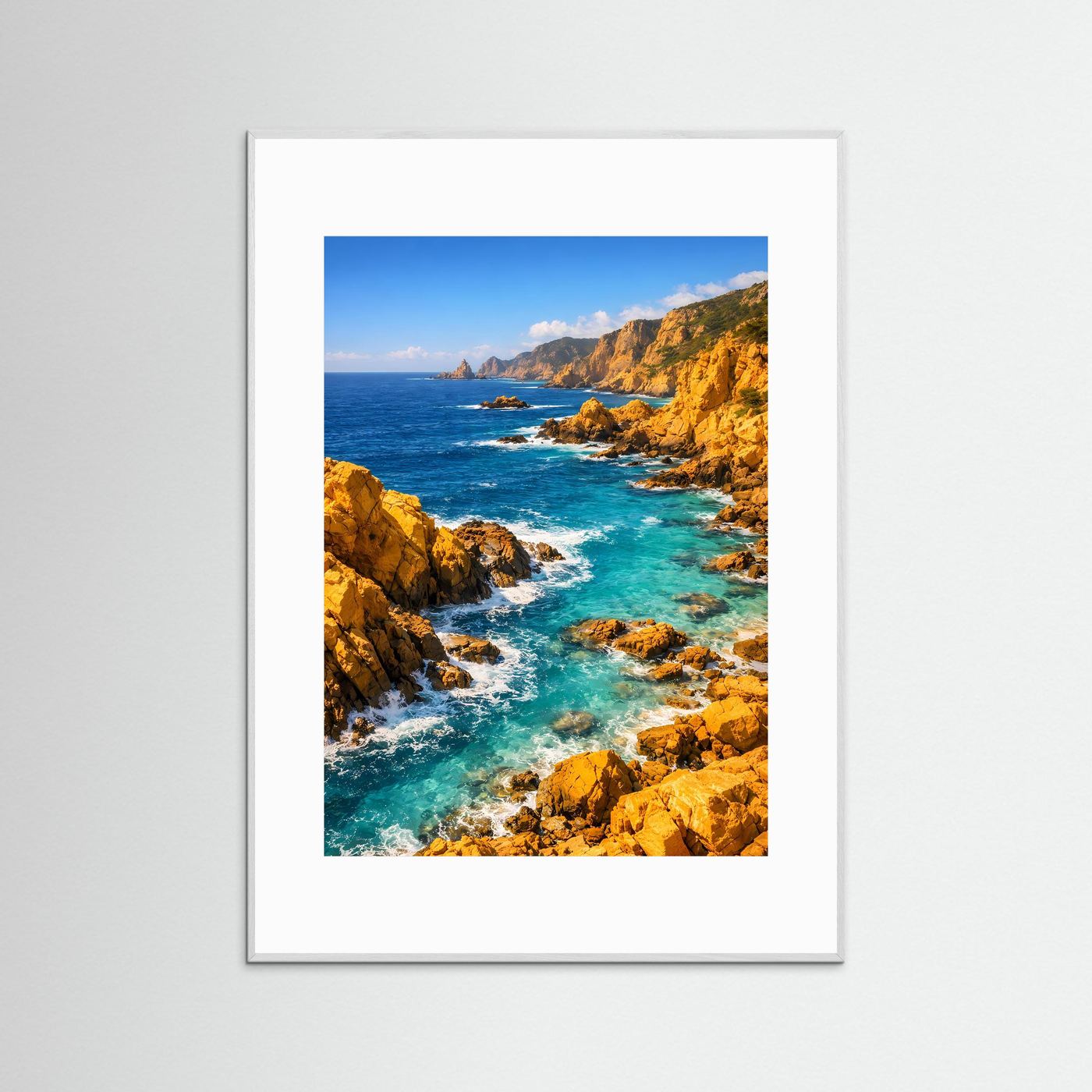 Mediterranes Klippen-Poster im silbergrauen Rahmen: Meer, Klippen und türkisfarbene Buchten