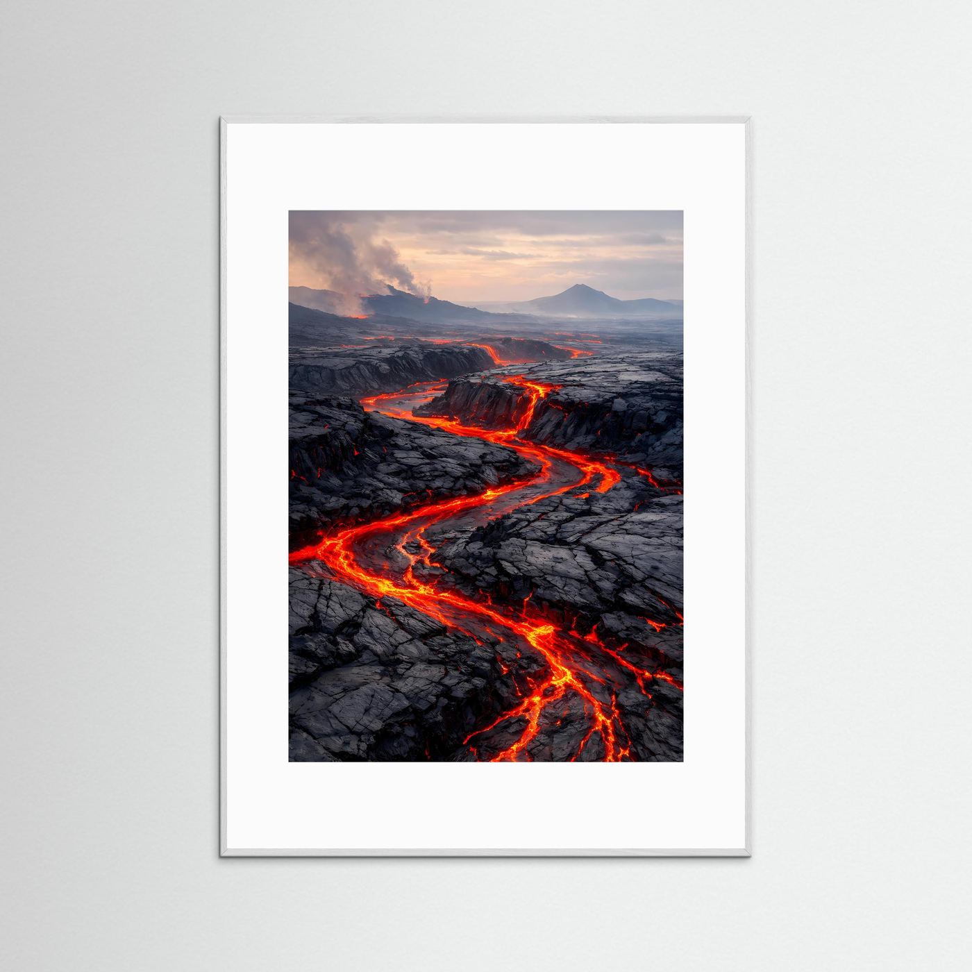 Poster mit Vulkanlandschaft und glühenden Lavaflüssen, im weißen Rahmen mit weißem Rand