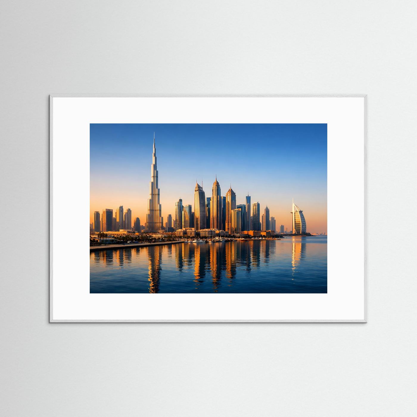 Gerahmtes Skyline-Poster mit Wolkenkratzern und Wasser im Sonnenuntergang, weißer Holzrahmen